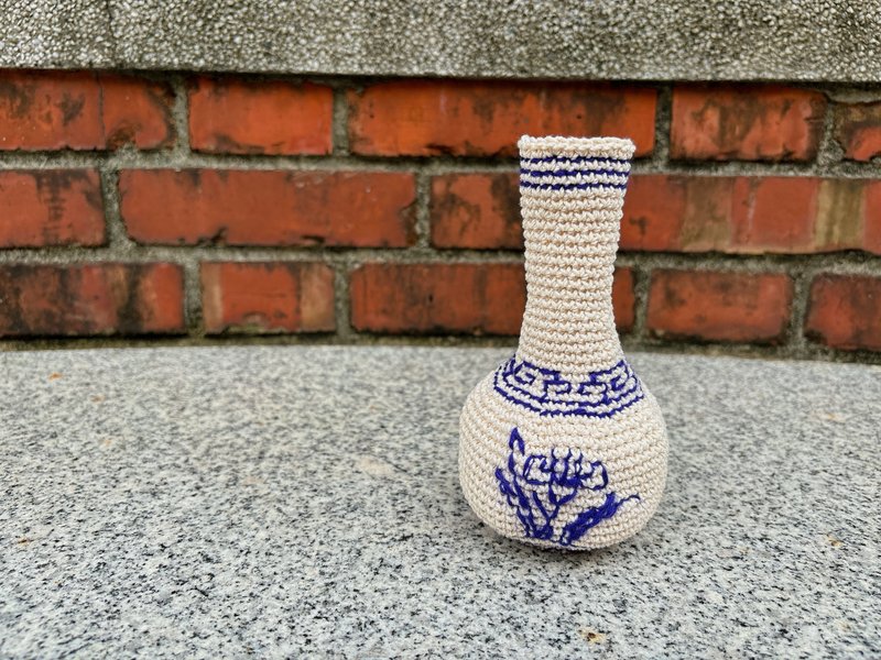 Hemerocallis vase blue and white porcelain style hand-woven flower vessel - Pottery & Ceramics - Cotton & Hemp White