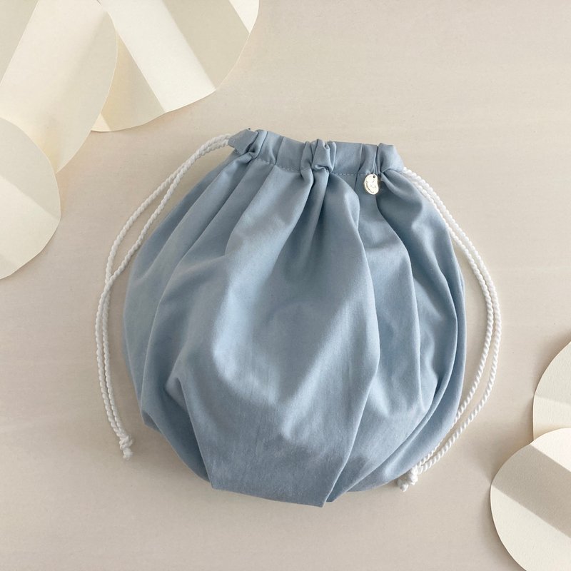 Chewy Balloon Drawstring Pouch Cloud Blue - กระเป๋าเครื่องสำอาง - ผ้าฝ้าย/ผ้าลินิน สีน้ำเงิน