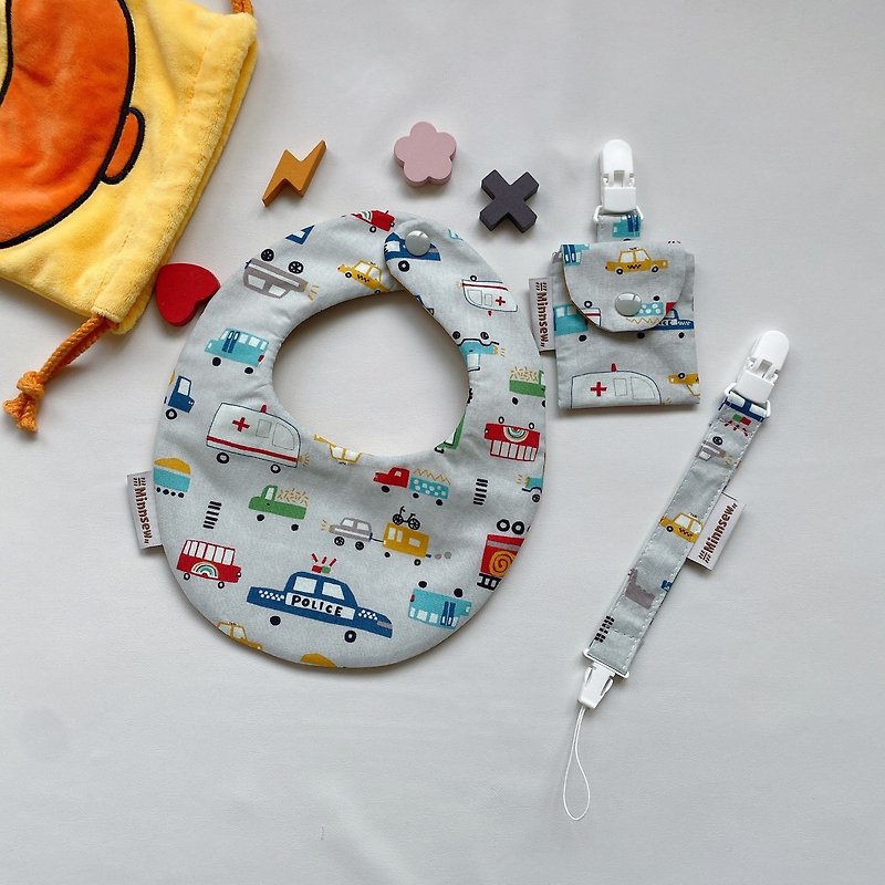 [Handmade full-month gift box three-piece set] Baby full-month gift box bib safety charm bag pacifier clip - อื่นๆ - ผ้าฝ้าย/ผ้าลินิน 