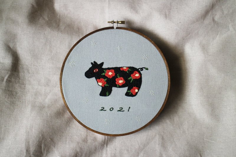 DIY手作刺繡材料包 / 花朵小牛刺繡掛飾 - 編織/刺繡/羊毛氈/縫紉 - 繡線 黑色