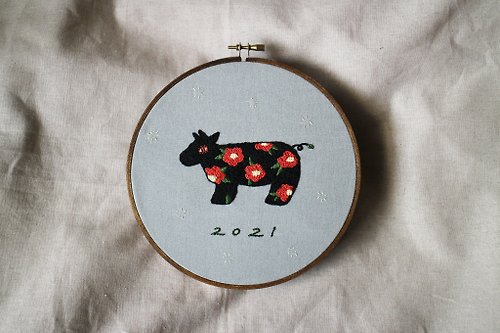 tokay.tw DIY手作刺繡材料包 / 花朵小牛刺繡掛飾