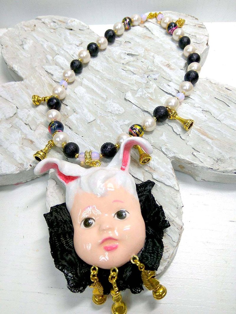 手工製兔子國王娃娃串珠項鍊頸鍊 全手繪獨一無二貝殼珍珠 - 項鍊 - 其他材質 黑色