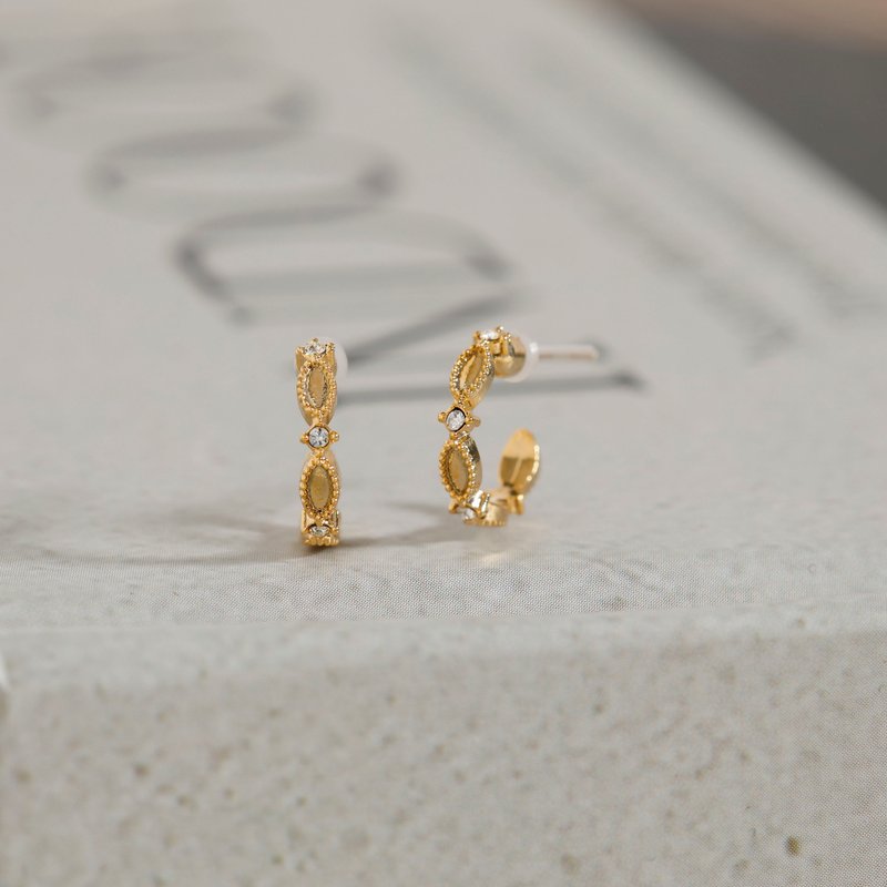 classical crescent pierced earring GD　ニッケルフリークリスタルポストピアス　おしゃれなシンプルデザイン 　ゴールド - 耳環/耳夾/耳骨夾 - 其他金屬 金色