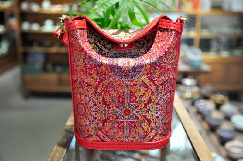 紅色真絲宋錦水桶包 - 側背包/斜背包 - 絲．絹 