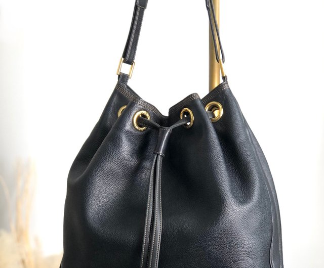 日本直送 名牌中古包 】LOEWE ロエベ ショルダーバッグ ブラック アナグラム レザー 巾着 vintage ヴィンテージ オールド xem44m  - ショップ VintageShop solo ショルダーバッグ - Pinkoi