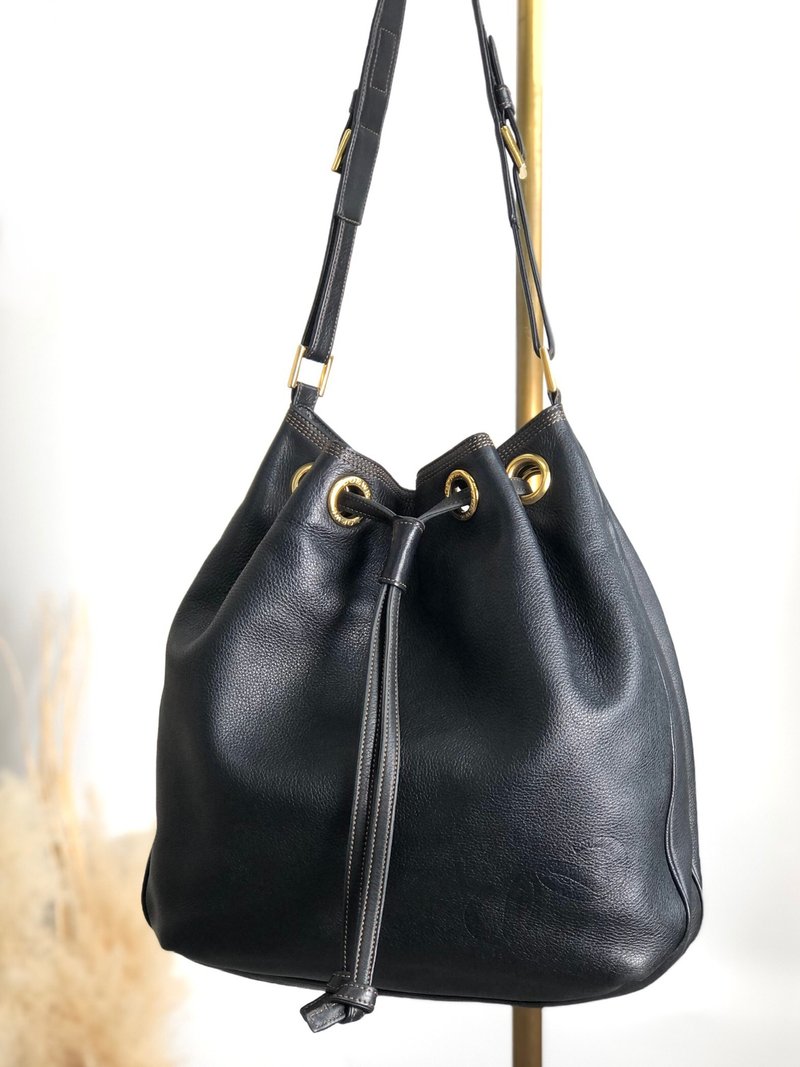 【 日本直送　名牌中古包 】LOEWE ロエベ ショルダーバッグ ブラック アナグラム レザー 巾着 vintage ヴィンテージ オールド xem44m - 側背包/斜背包 - 真皮 黑色