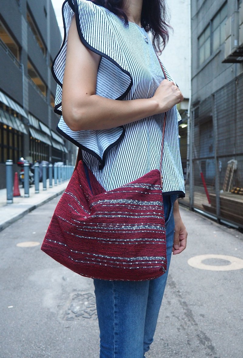 Hand-woven cross-body bag - กระเป๋าแมสเซนเจอร์ - ผ้าฝ้าย/ผ้าลินิน สีแดง