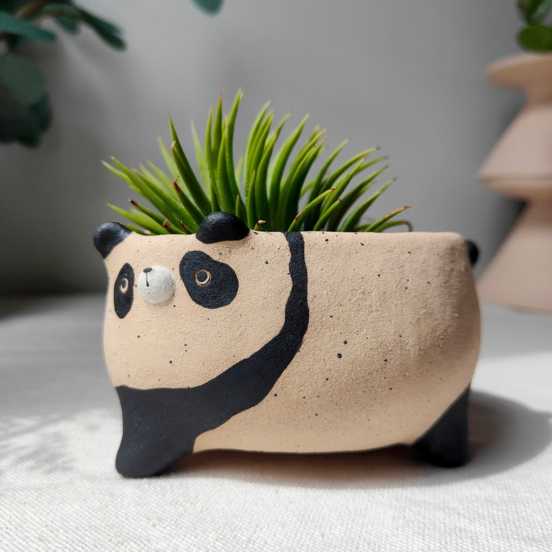 Panda planter. Handmade pot with drainage hole. - เซรามิก - ดินเผา 