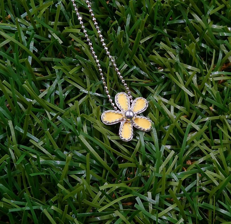 Flowers Flying Necklace