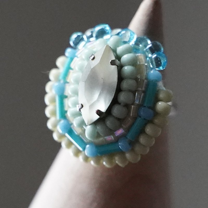 おしゃべりな指輪　59　フリーサイズ　ビーズ刺繍のリング　ビジュー　グリーン　マルチカラー　カラフル - 戒指 - 塑膠 多色