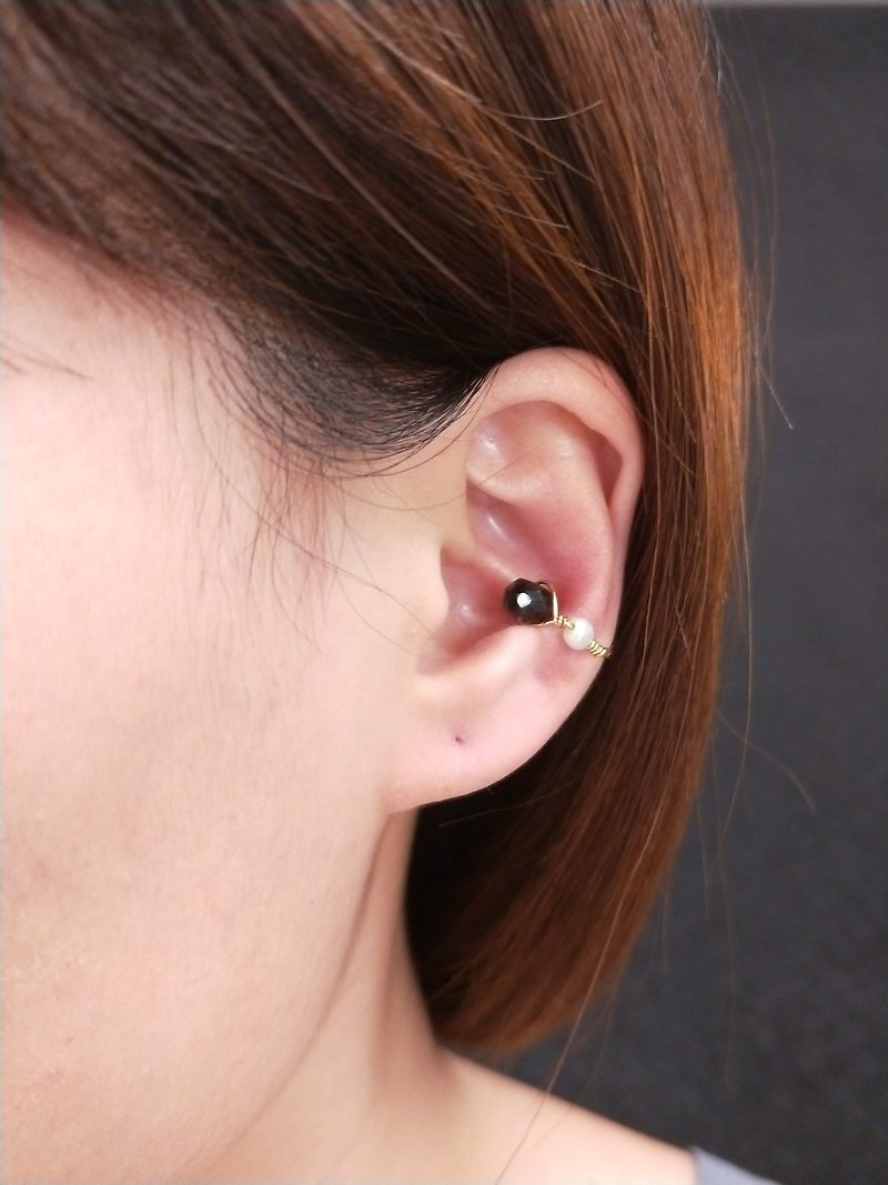 earring. * Green tourmaline pearl Bronze ear bone clip - ต่างหู - ทองแดงทองเหลือง สีดำ