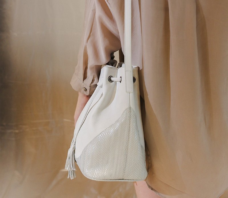 Arc cutting color matching tassel side back bucket bag rice silver - กระเป๋าแมสเซนเจอร์ - หนังแท้ สีเงิน