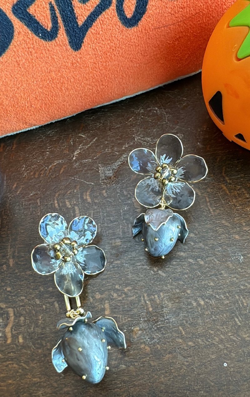 Halloween limited edition dark Silver black strawberry earrings and ear pins - Earrings & Clip-ons - Other Metals Silver