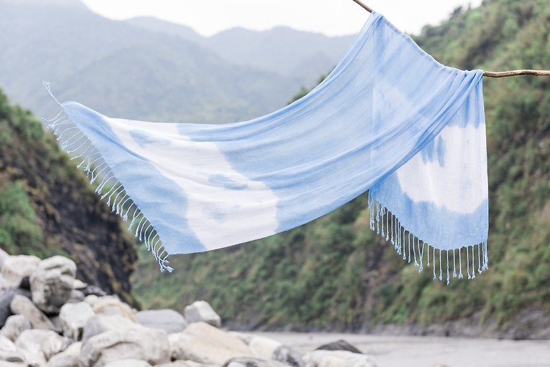 Free dye isvara blue dye cotton scarves (clouds) Spring is here! Series - ผ้าพันคอ - ผ้าฝ้าย/ผ้าลินิน สีน้ำเงิน