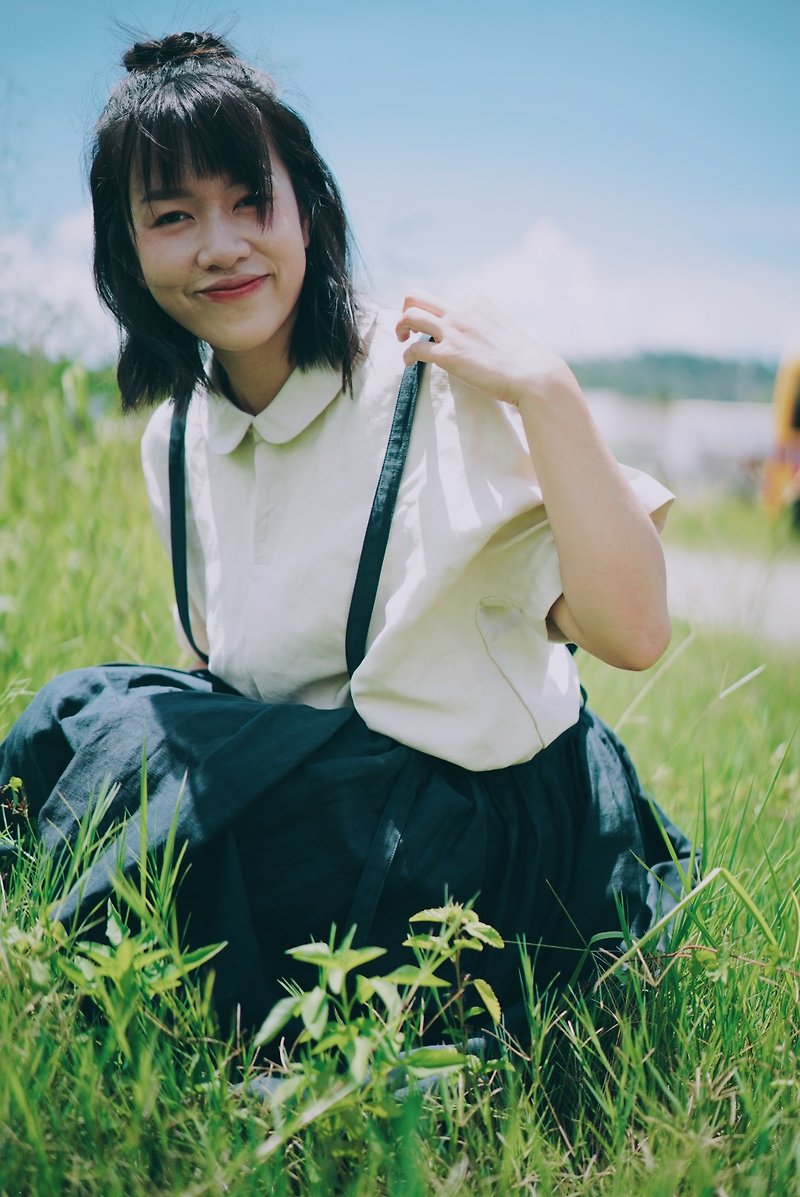 Dale simple light Khaki Linen doll collar top | Japanese Linen fabric is light and cool summer essential - เสื้อผู้หญิง - ผ้าฝ้าย/ผ้าลินิน สีกากี