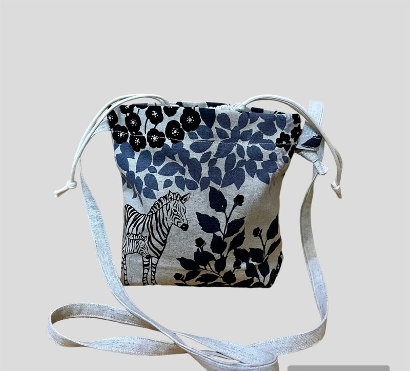 Forest animal drawstring crossbody essential bag for outings - กระเป๋าแมสเซนเจอร์ - ผ้าฝ้าย/ผ้าลินิน สีดำ