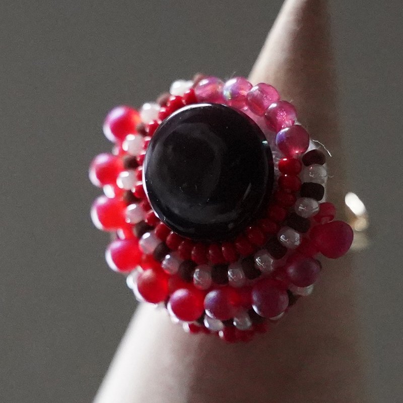 亦可作領巾夾「喋喋不休」的戒指196 自由尺寸 珠飾刺繡戒指 棕色 誇張戒指 - 戒指 - 塑膠 紅色