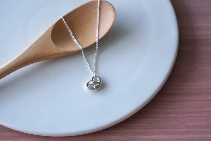 German knot Pretzel sterling silver necklace - สร้อยคอ - เงินแท้ สีเงิน