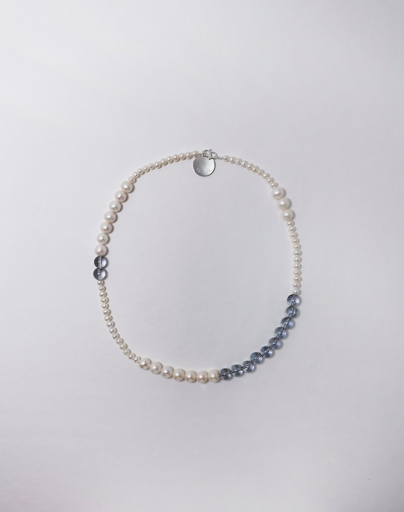 GRAY CRYSTAL WITH PEARL NECKLACE