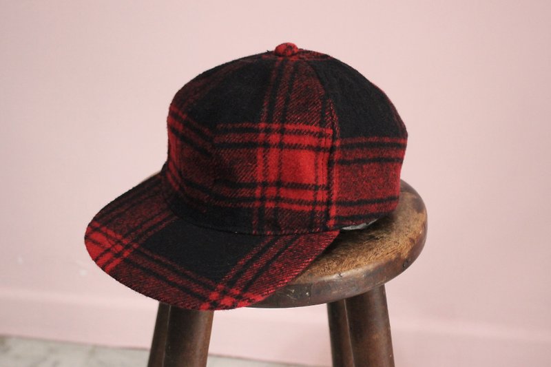 Italian red and black check wool hat (adjustable size) - หมวก - ขนแกะ สีแดง