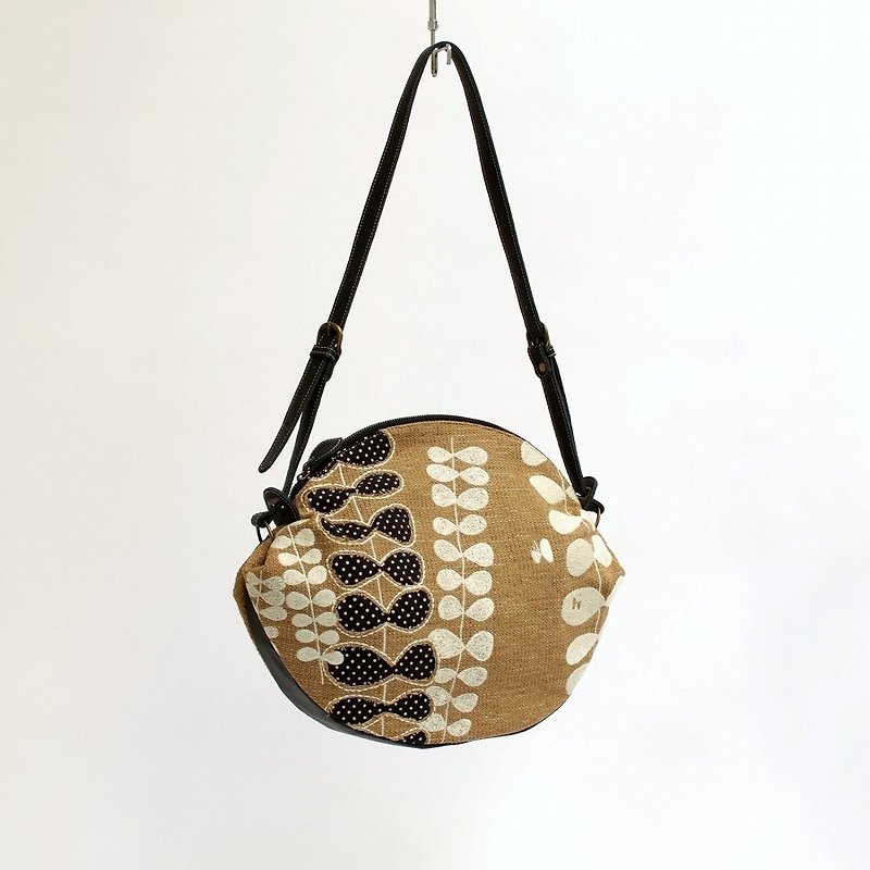 Grassy embroidery / shoulder bag - กระเป๋าแมสเซนเจอร์ - หนังแท้ สีกากี