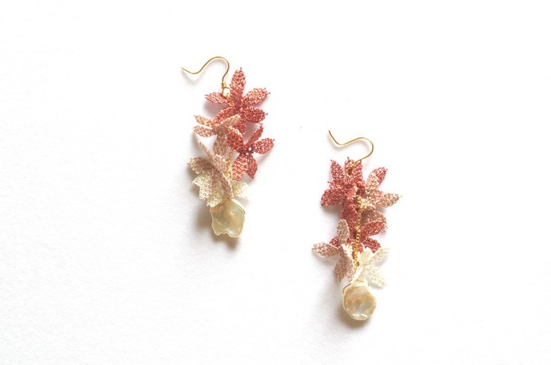 【受注製作】イーネオヤの小花とケシパールのピアス・オータムローズ - 耳環/耳夾/耳骨夾 - 聚酯纖維 粉紅色