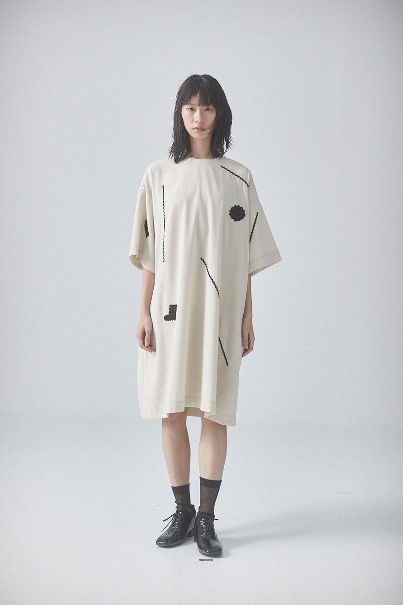 Signet line short-sleeved dress - ชุดเดรส - ไฟเบอร์อื่นๆ 