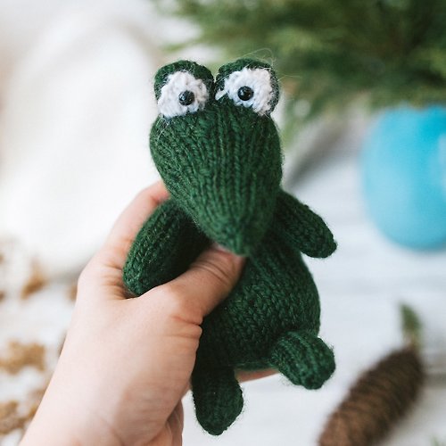 Cute Knit Toy Mini Crocodile knitting pattern. Little knitted realistic alligator step by step