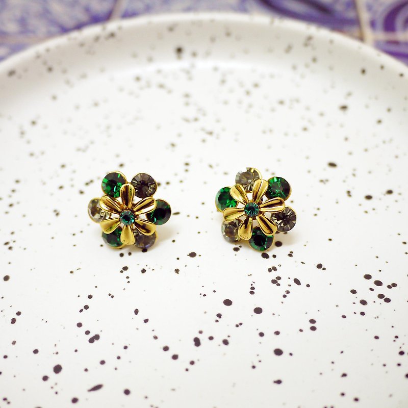Classic elegant green flower earrings - Earrings & Clip-ons - Other Metals Green