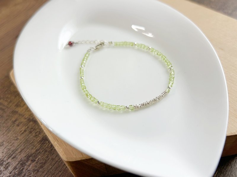 Peridot 925 Sterling Silver 【Verdant Meadow】 Brings Lucky Energy, Aids Career, Dispels Negative Energy - สร้อยข้อมือ - คริสตัล สีเขียว