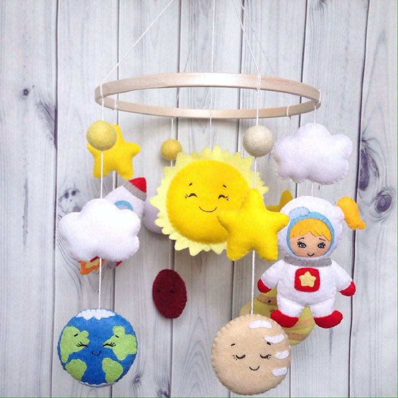 Space Baby Mobile Girl Astronaut, Rocket, Sun and Planets, Solar System Nursery - 嬰幼兒玩具/毛公仔 - 環保材質 多色