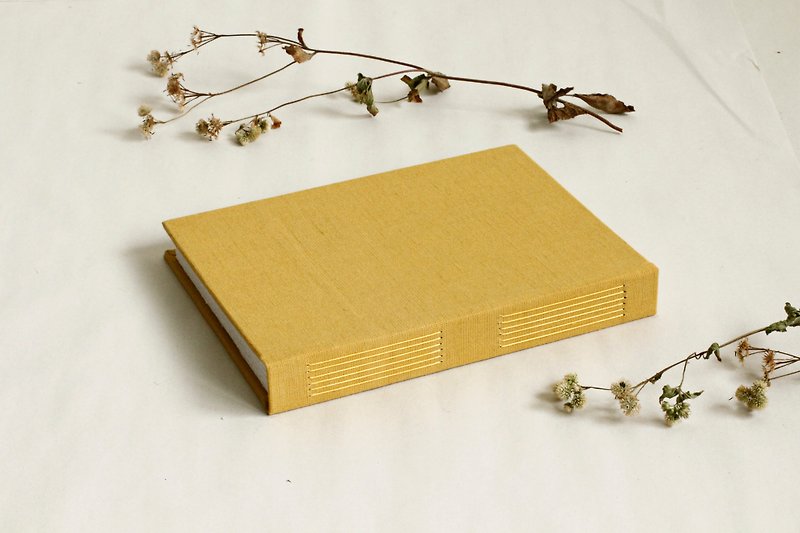 Natural Dyed Linen Thread, Long Stitch Binding Journal Notebook (Yellow) - สมุดบันทึก/สมุดปฏิทิน - กระดาษ สีเหลือง