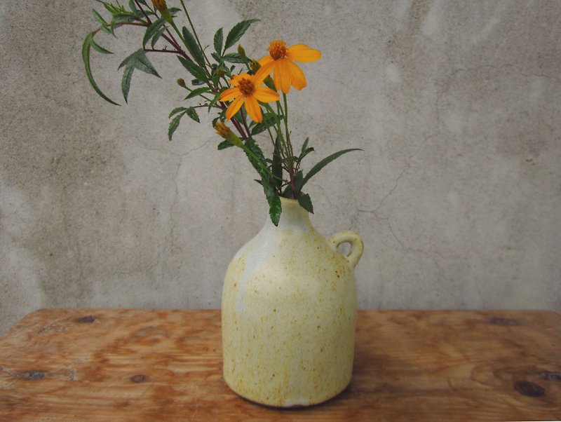 手ピンチフラワーグレーの黄色い耳 - 花瓶・植木鉢 - 陶器 