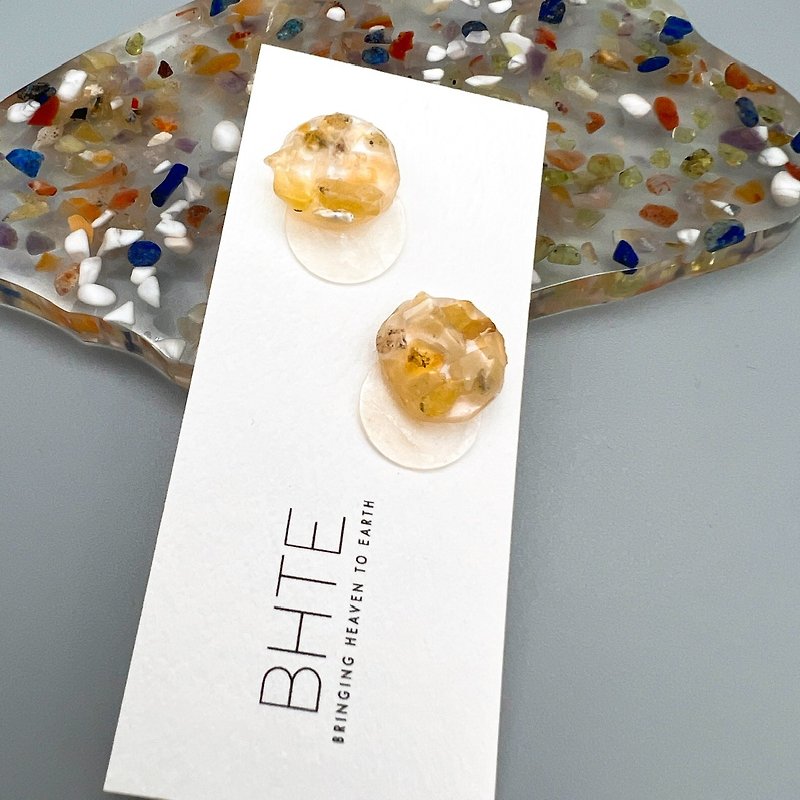 Amber x shell earrings - ต่างหู - เรซิน สีเหลือง
