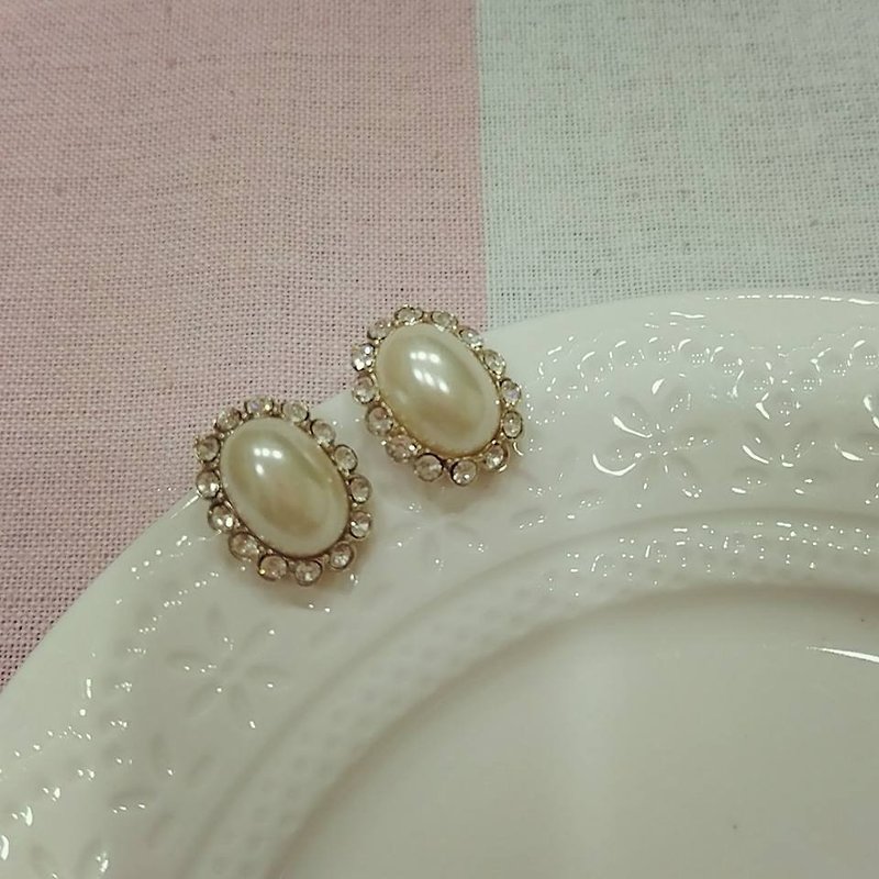 [VINTAGE] 蛋面珍珠水鑽古董耳環(耳夾) - 耳環/耳夾 - 其他金屬 銀色
