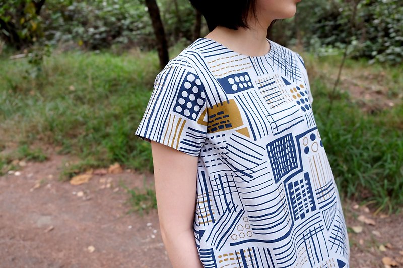 Farmland impression shirt. Earth fight blue light gray - Women's Tops - Cotton & Hemp Multicolor
