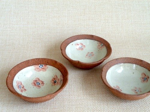 輪花小鉢 梅c - Shop tadamihirota Small Plates & Saucers - Pinkoi