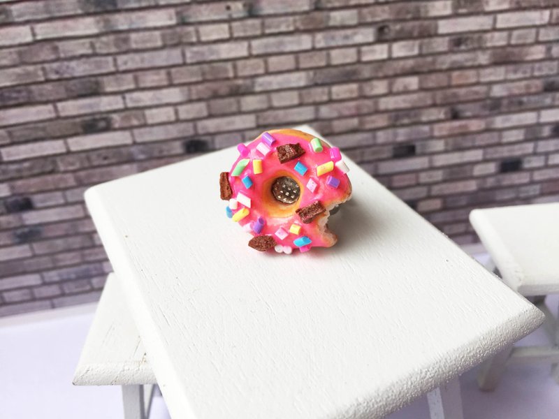 strawberry donut ring - 戒指 - 黏土 粉紅色