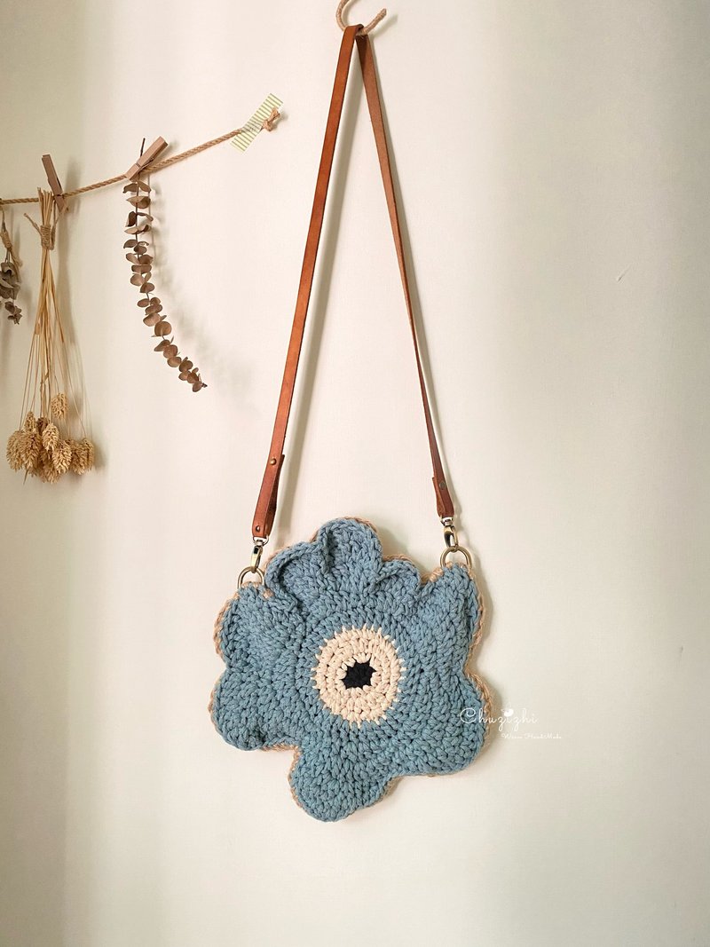 Woven floral two-tone cross-body bag - กระเป๋าแมสเซนเจอร์ - ผ้าฝ้าย/ผ้าลินิน สีน้ำเงิน