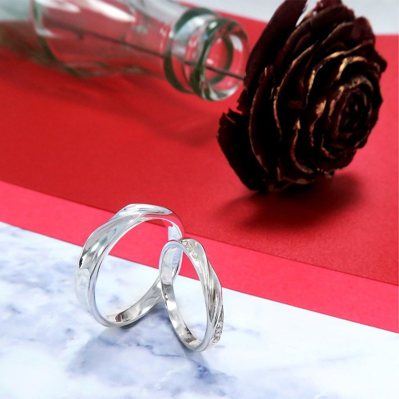 經典愛情故事 小鑽雙流線對戒素面  純銀戒指(一對) - 對戒 - 純銀 銀色