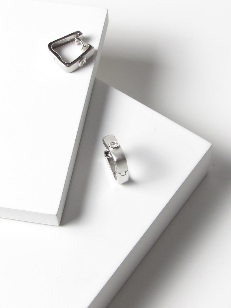 Vintage Zirconia Silver Hoop Earrings - 耳環/耳夾/耳骨夾 - 銀 銀色