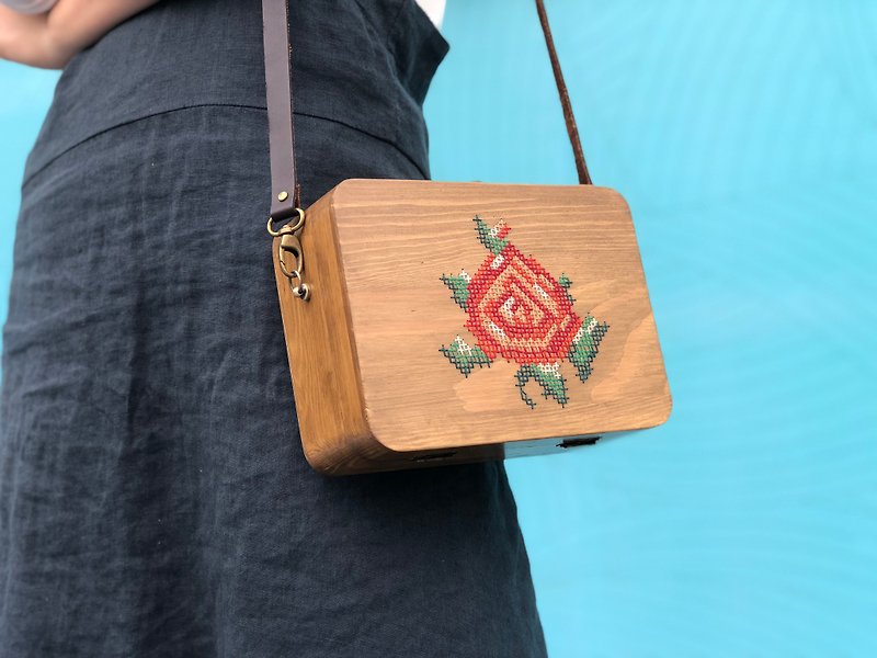 Yuansen hand-made pure hand-embroidered wooden bag series of retro flowers - กระเป๋าแมสเซนเจอร์ - ไม้ สีนำ้ตาล