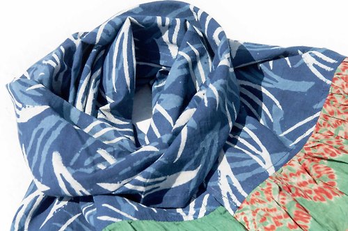 omhandmade 藍染絲巾/蠟染扎染絲巾/植物染圍巾/indigo漸層綿線絲巾-藍色葉子