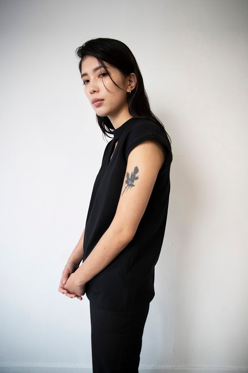 V-neck sleeveless T-SHIRT_black/white - Women's T-Shirts - Cotton & Hemp Black