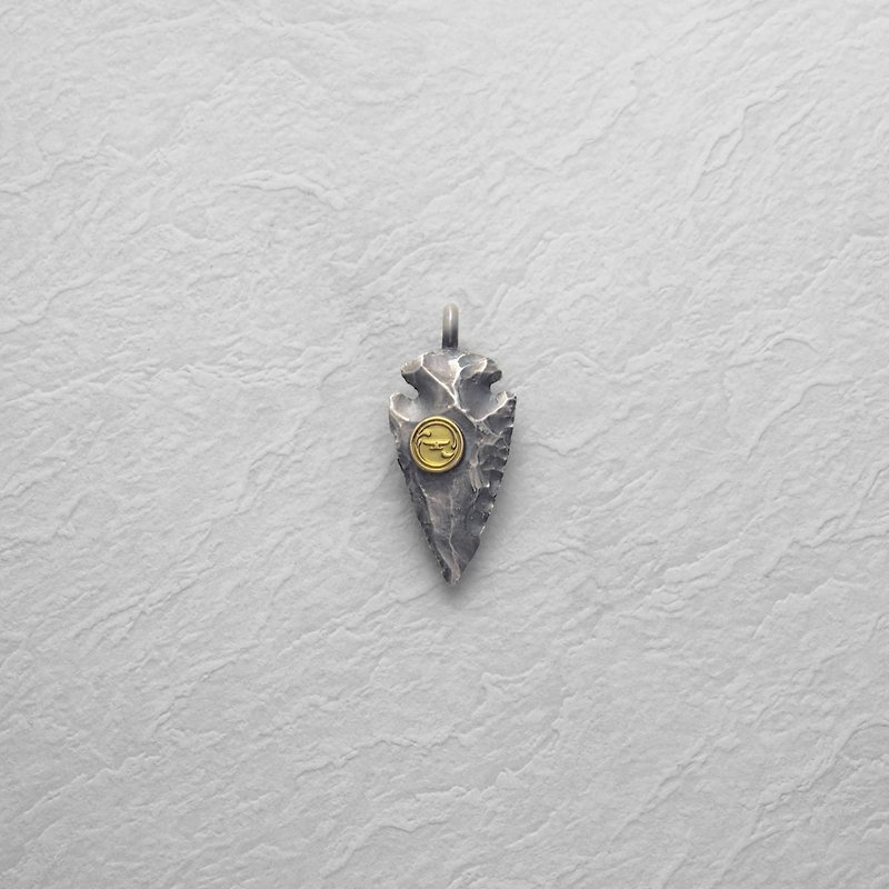 18K seal arrowhead pendant (M) - สร้อยคอ - เงินแท้ สีเงิน