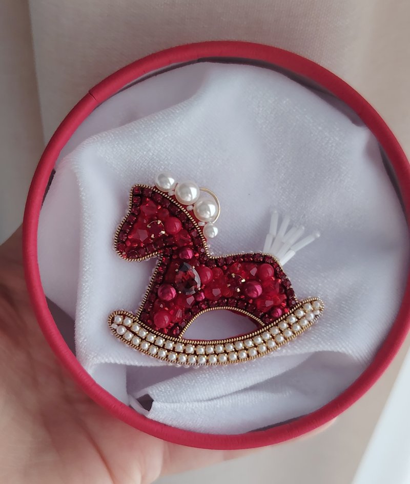 木馬のビーズブローチ、赤い馬のピン。新年のシンボルとなるギフトにも。 - ブローチ - その他の素材 レッド