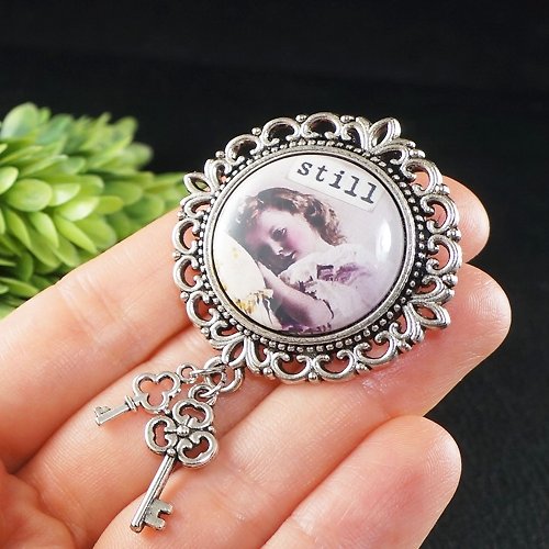AGATIX Vintage Style Brooch Gray Retro Girl Picture Silver Key Charm Brooch Pin Jewelry
