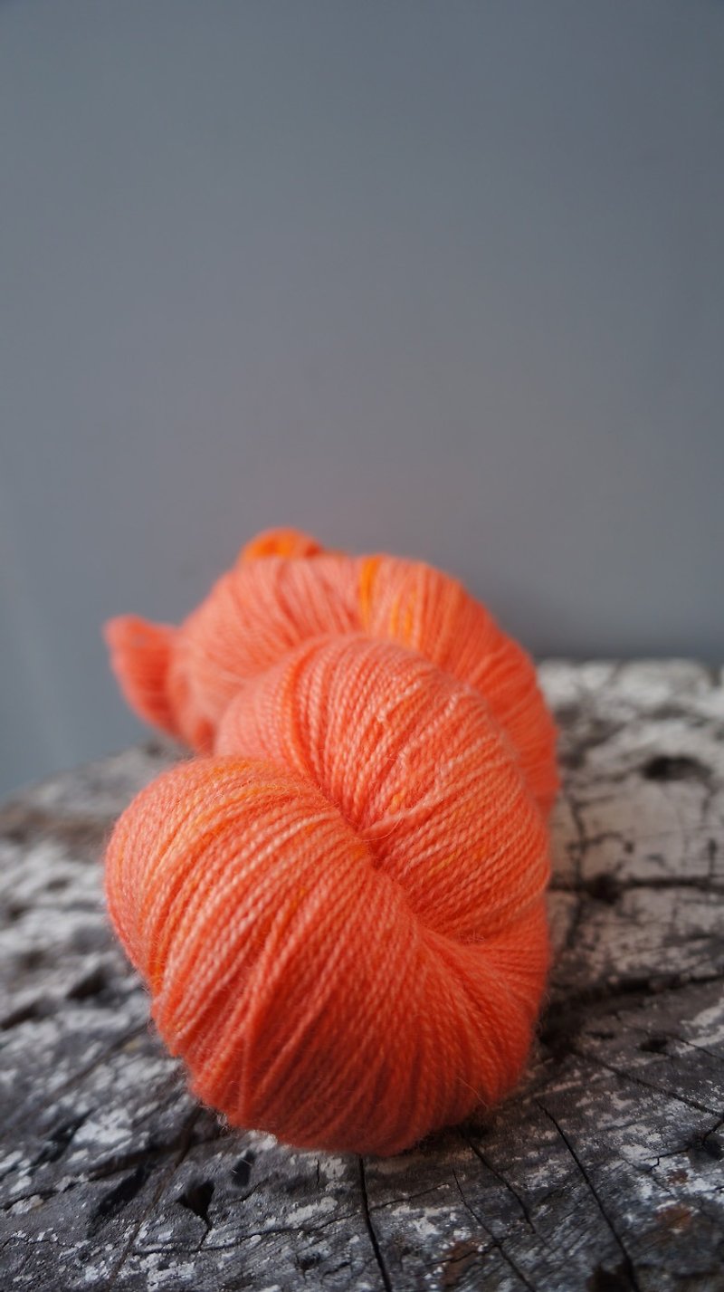 手染蕾絲線。木棉花(BFL) - 編織/刺繡/羊毛氈/縫紉 - 羊毛 
