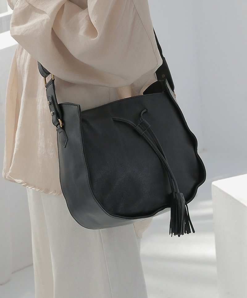 Fringed embellished saddle-shaped leather shoulder bag black - กระเป๋าแมสเซนเจอร์ - หนังแท้ สีดำ