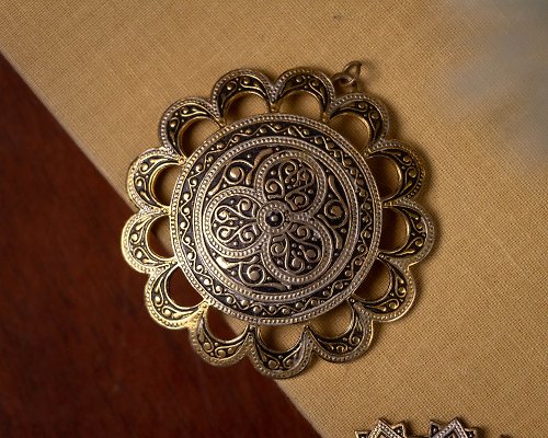 古飾案內所 西班牙古董 大馬士革Niello工藝 大花環鏤空阿拉伯圖騰 鍍金墜子